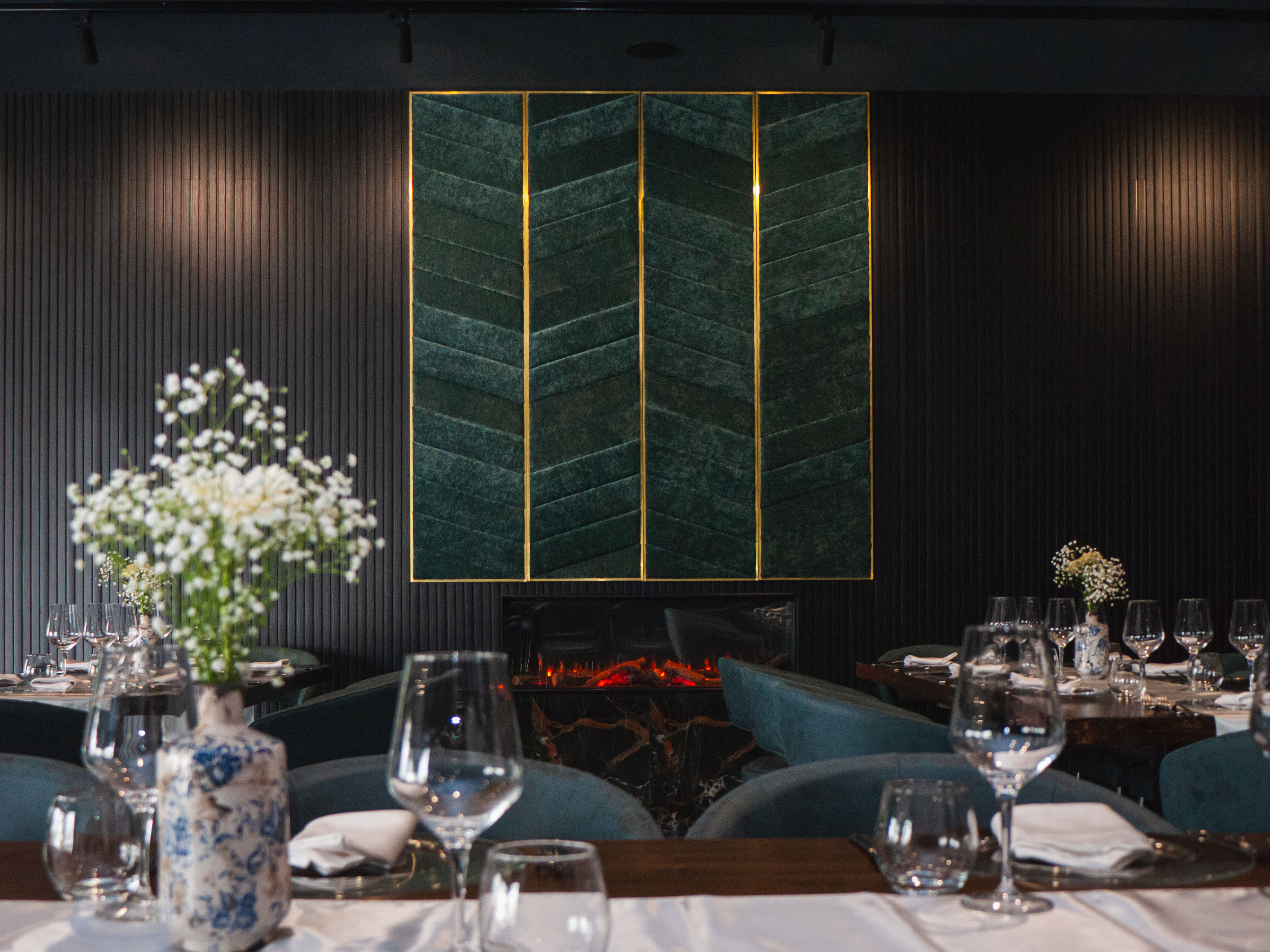 Sala elegante con pannelli oro e verde