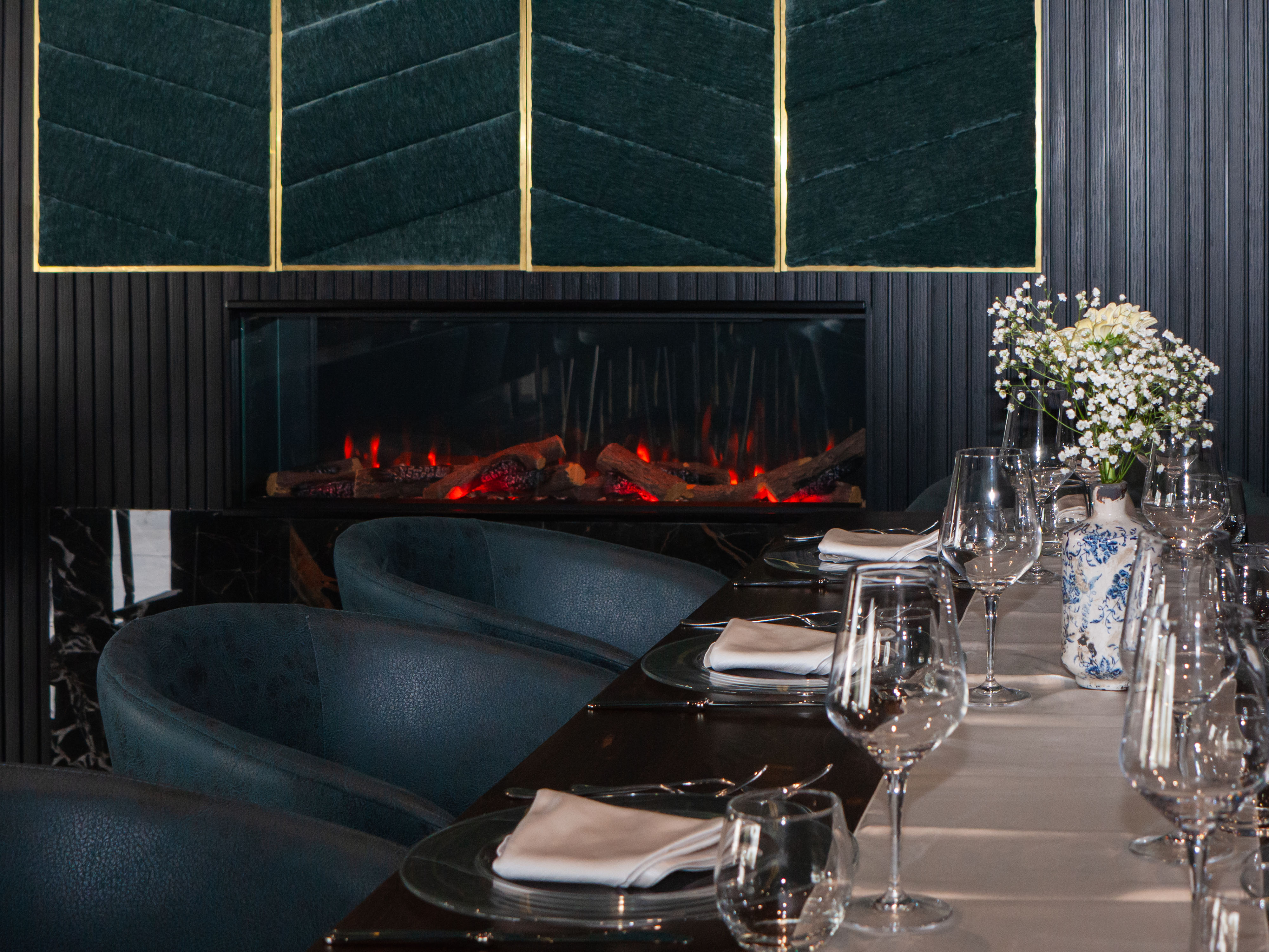 Dettaglio camino e decorazioni