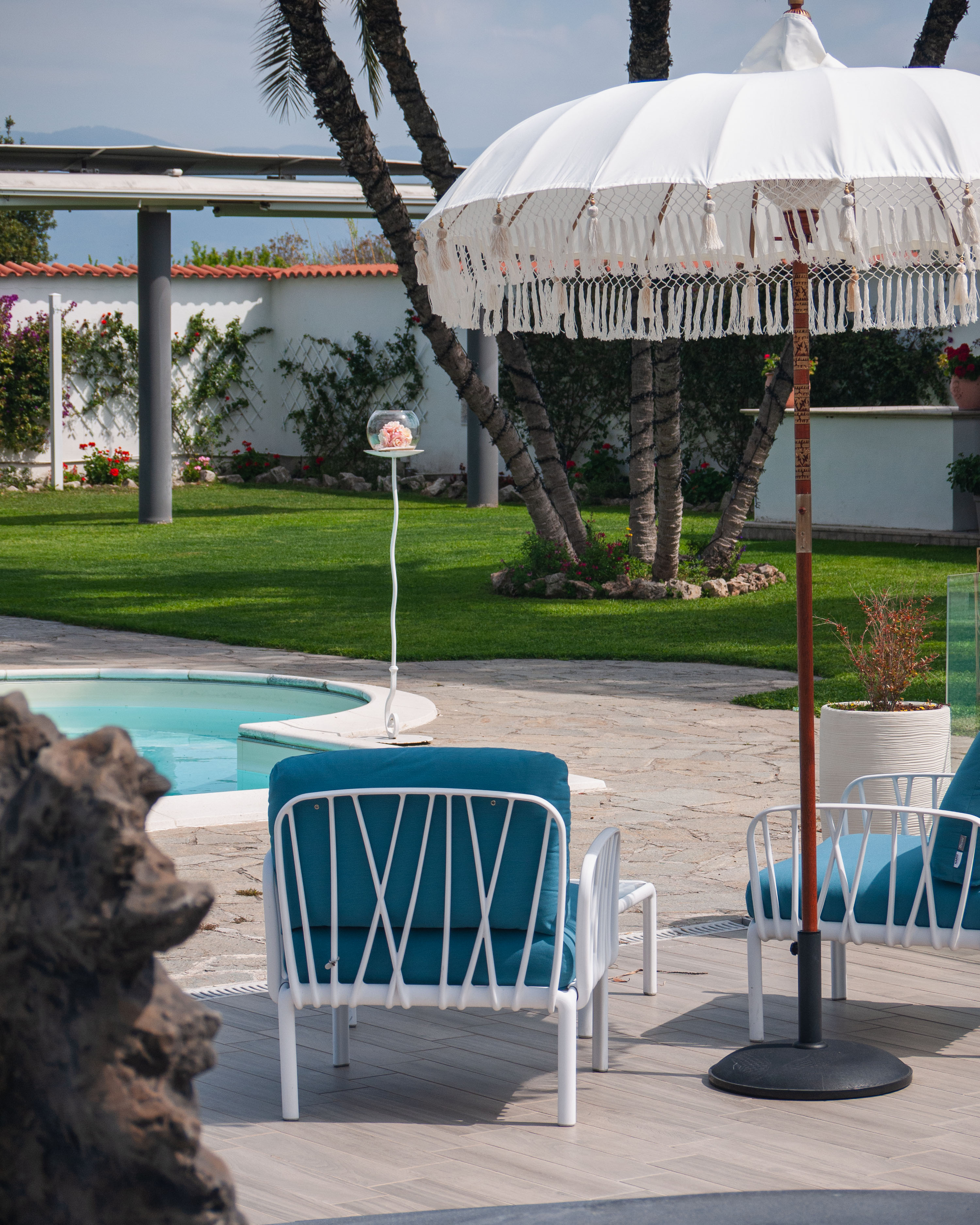 Area piscina con ombrelloni